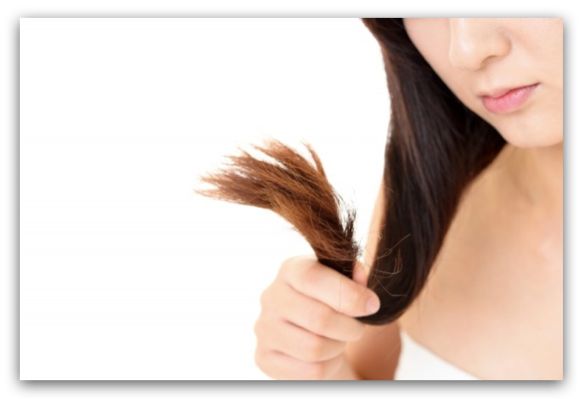鹼性染髮劑造成的髮質受損，讓人很在意（示意圖）