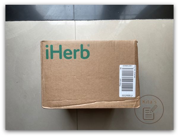 【購物實測 折扣碼】iHerb - 塑膠外袋拆開後，看到 iHerb紙箱