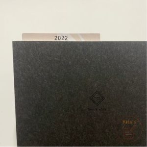2022年手帳開箱-Take A Note-年曆書籤卡夾在內頁時，頂部的2022字樣會露出來