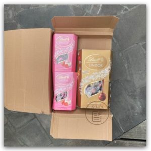 【購物實測】Amazon UK 透過英國集運轉寄至台灣教學-打開紙盒看到Lindt巧克力
