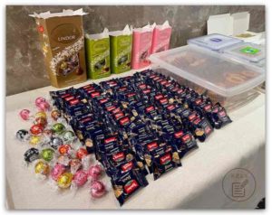 分別從英國、義大利集運到台灣的 Lindt LINDOR 巧克力球：綜合巧克力、草莓、開心果口味，很適合當作 Party 點心分享