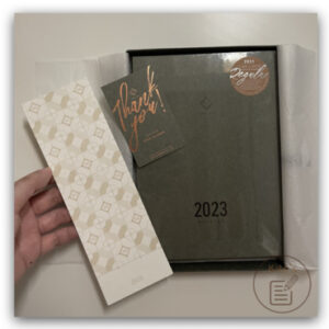 2023年手帳開箱-Take A Note-打開外盒後的A5手帳本體、年曆書籤卡、謝卡