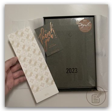 2023年手帳開箱-Take A Note-打開外盒後的A5手帳本體、年曆書籤卡、謝卡