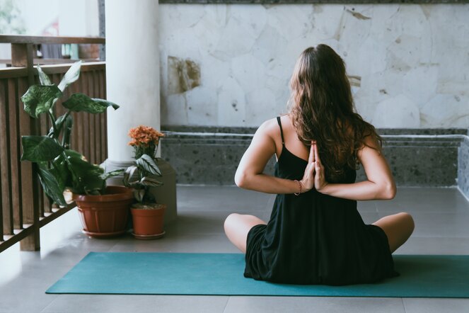 使用頂級 Manduka 瑜珈墊，提升練習的質感與舒適度（示意圖，非品牌商品）
