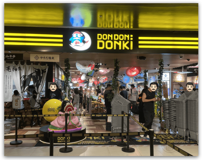 【Don Don Donki 唐吉訶德】在2023年8月 CITYLINK 南港店開幕的當週，平日的離峰時間人潮仍絡繹不絕